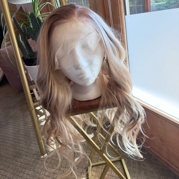 NWT Chelsey Smith Cosmetics Crowns - Petite Chelsey Blonde! So striking! - Picture 5 of 6